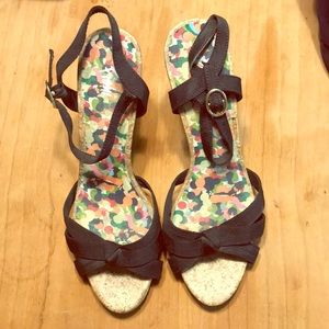 Black sandal with heel